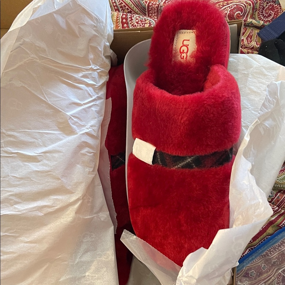 UGG Dalla luxurious Plaid in Red slipper ( rare)